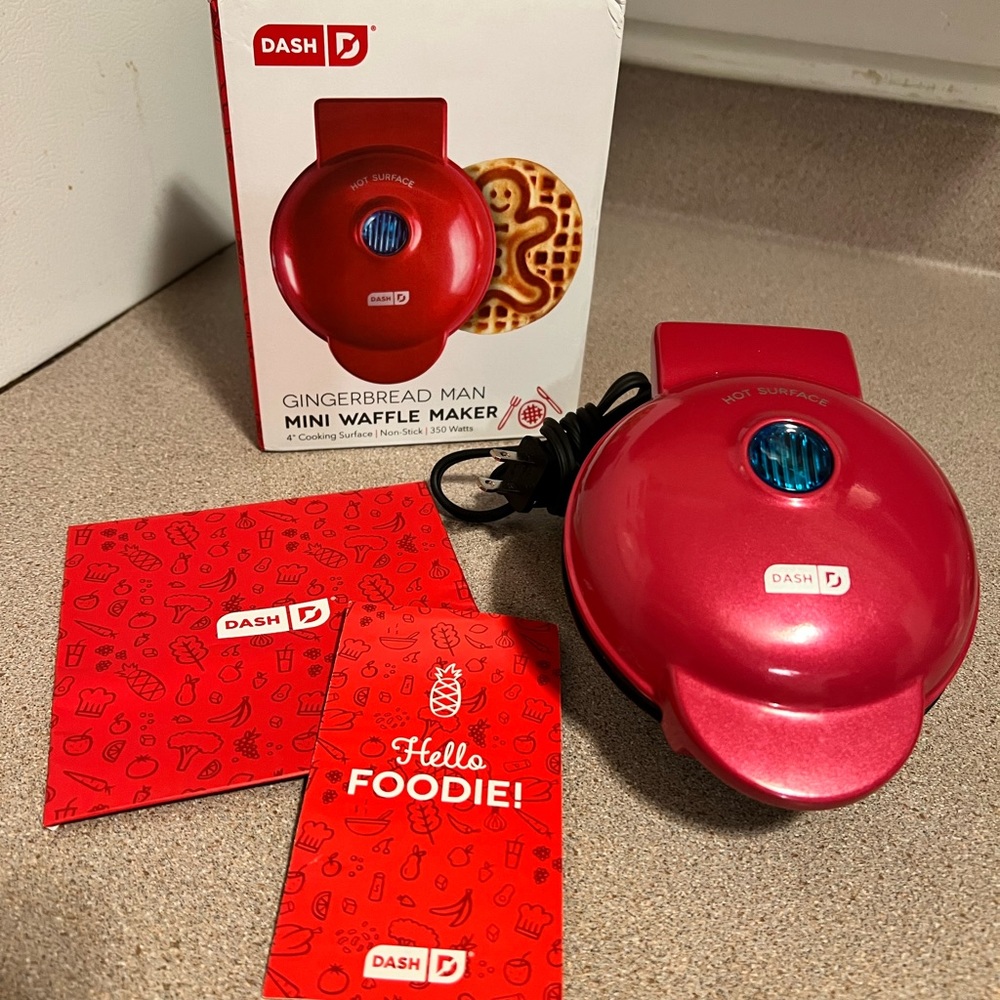 DASH - Gingerbread Man Mini Waffle Maker - Picture 2 of 4